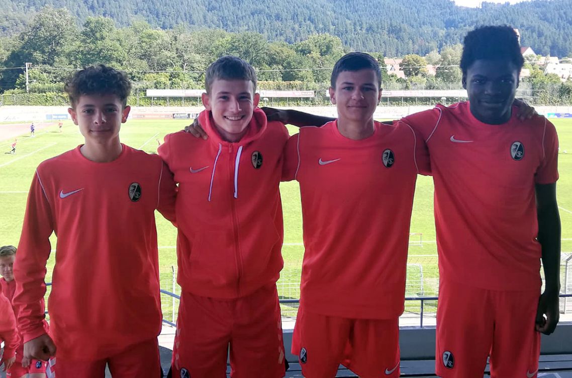 Vier ehemalige FC-Spieler in der U16 des SC Freiburg. V.l:: Luca Müller, Matthes Glück, Simon Tisch-Rottensteiner und Doli Dialundama.