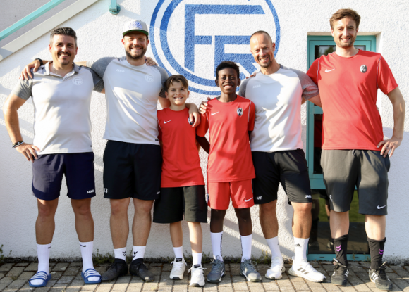V.l.n.r.: Maurizio Trombetta (Koordinator Kinderfußball), Alex Stricker (Trainer), Giulio Petrocelli, Djibril Nanfa, Marco Fluck (Trainer), Jonathan Zimmerer (SCF-Fördergruppen-Trainer). Bild: FC 03 Radolfzell