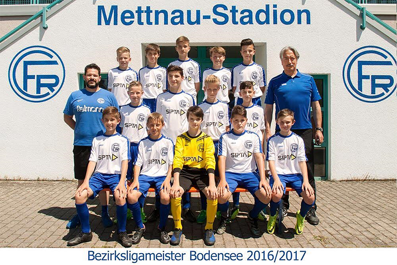 Hinten v. l.: Levin Honsel, Benedikt Jentsch, Anton Kastler, Louis Wackershauser, Liss Gjokaj.  Mitte v. l.: Trainer Jorge Brandao, Jonas Roth, Ardijan Hashani, Philipp Bundschuh, Elion Gashi, Trainer Hubert Armbruster.  Vorne v.l.: Tim Parthenschlager, Brian Ernst, Pascal Bleise, Diego Brandao, Maik Widinger. Bild: Natalia Ernst. Hinten v. l.: Levin Honsel, Benedikt Jentsch, Anton Kastler, Louis Wackershauser, Liss Gjokaj.  Mitte v. l.: Trainer Jorge Brandao, Jonas Roth, Ardijan Hashani, Philipp Bundschuh, Elion Gashi, Trainer Hubert Armbruster.  Vorne v.l.: Tim Parthenschlager, Brian Ernst, Pascal Bleise, Diego Brandao, Maik Widinger. Bild: Natalia Ernst.