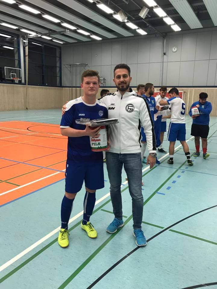 Kapitän Niklas Schmidt mit Vorstand Sport Heiko Schwarz 