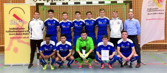 Die A-Junioren, hinten v.l.: Trainer Steffen Kautzmann, Marco Mendes, Niklas Schmidt, Justin Krieg, Nico Blessing, Eric Erdmann, Co-Trainer Rainer Blum, SBFV-Verantwortlicher Felix Gärtner; vorne v.l.: Urgel da Silva Tomas, Ruben Macedo Francisco, Alain Abaz, Bekim Hoda, Flamur Berisha – Bild: Bernd Erdmann Die A-Junioren, hinten v.l.: Trainer Steffen Kautzmann, Marco Mendes, Niklas Schmidt, Justin Krieg, Nico Blessing, Eric Erdmann, Co-Trainer Rainer Blum, SBFV-Verantwortlicher Felix Gärtner; vorne v.l.: Urgel da Silva Tomas, Ruben Macedo Francisco, Alain Abaz, Bekim Hoda, Flamur Berisha – Bild: Bernd Erdmann