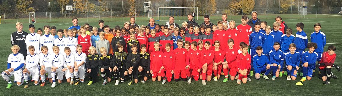 Gruppenbild der Teilnehmer beim U13-Turnier der SC Freiburg-Kooperationspartner