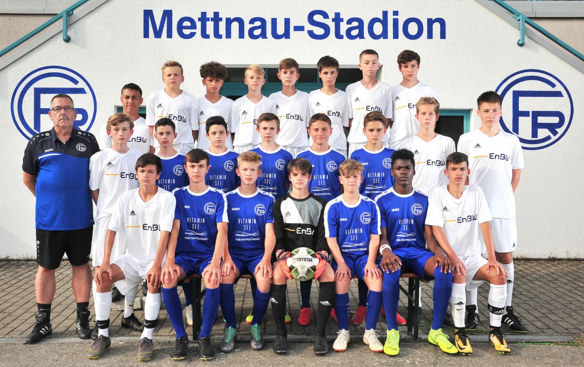 Die U15 des FC 03 Radolfzell (Saison 19/20): Obere Reihe, v.l.: Mario Sama, Levin Honsel, Ali Karaki, Tim Joham, Tim Parthenschlager, Benedikt Jentsch,  Jonas Schütz, Moritz Hornung. Mittlere Reihe, v.l.: Trainer Reinhard Graf, Matthes Glück, Noah Gouveia Pflüger, Joel Ribeiro Melo, Maik Widinger, Dino Okanovic, Mateja Nedeljkovic, Philipp Bundschuh, Lennox Harms. Vordere Reihe, v.l.:Simon Tisch-Rottensteiner, Christiano Babosa, Paul Wurst, Pascal Bleise, Valerio Scarnato, Doli Dialundama, Leon Meier. Es fehlen: Spielführer Berkay Yilmaz und Co.-Trainer Robert Trbusic. Die U15 des FC 03 Radolfzell (Saison 19/20): Obere Reihe, v.l.: Mario Sama, Levin Honsel, Ali Karaki, Tim Joham, Tim Parthenschlager, Benedikt Jentsch,  Jonas Schütz, Moritz Hornung. Mittlere Reihe, v.l.: Trainer Reinhard Graf, Matthes Glück, Noah Gouveia Pflüger, Joel Ribeiro Melo, Maik Widinger, Dino Okanovic, Mateja Nedeljkovic, Philipp Bundschuh, Lennox Harms. Vordere Reihe, v.l.:Simon Tisch-Rottensteiner, Christiano Babosa, Paul Wurst, Pascal Bleise, Valerio Scarnato, Doli Dialundama, Leon Meier. Es fehlen: Spielführer Berkay Yilmaz und Co.-Trainer Robert Trbusic.